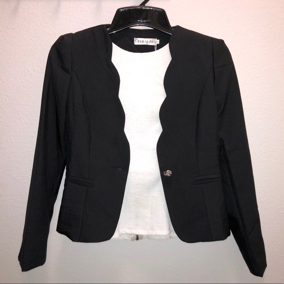 Jackets & Blazers - NWT! Black Scalloped Blazer Size Small